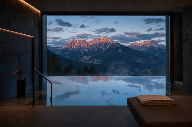 Piscina a sfioro di un hotel davanti alle montagne
